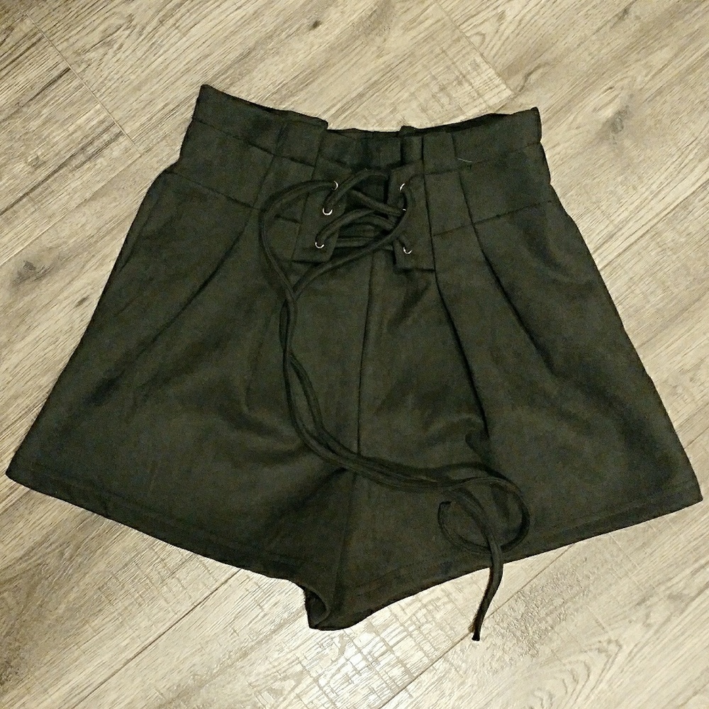 Trendy high-waist lace-up black velvety shorts